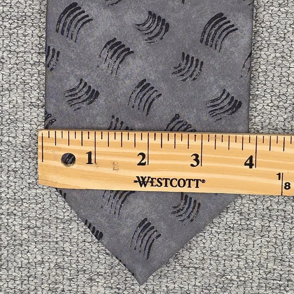ARMANI COLLEZIONI MEN'S DESIGNER SILK TIE – GRAY WAVED PATTERN – 4” WIDTH